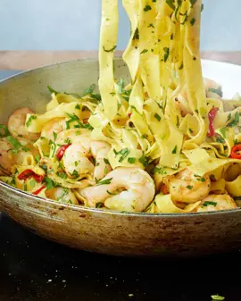 TAGLIATELLE CU CREVEȚI, ARDEI IUTE ȘI LĂMÂIE